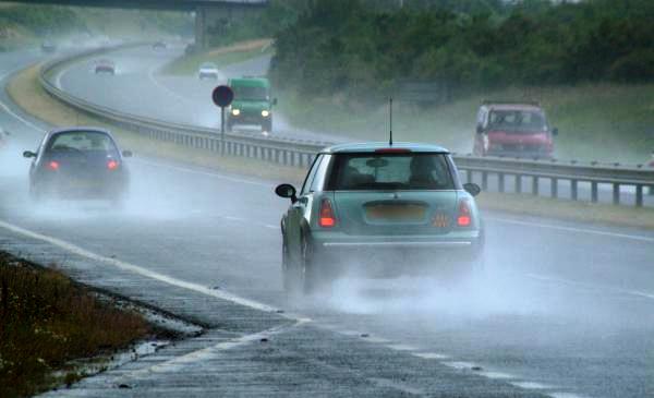 5 consejos importantes para manejar bajo la lluvia 1 5 consejos importantes para manejar bajo la lluvia